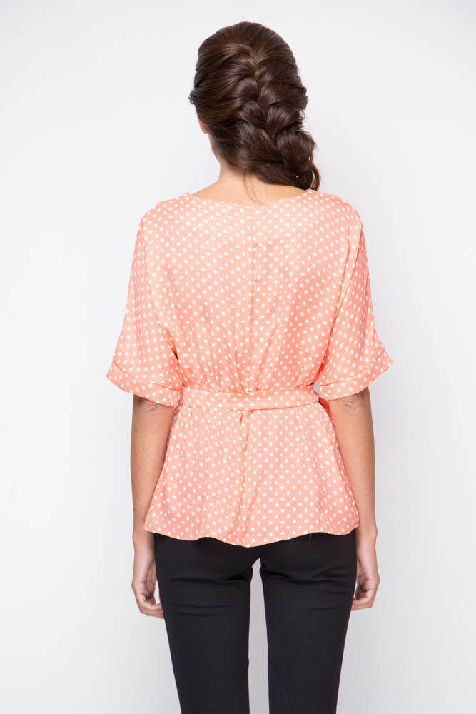 Фото товара 8560, свободная блузка с поясом и короткими рукавами
